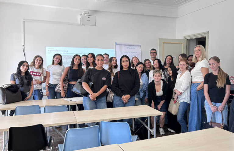 Future estetiste al primo anno di formazione insieme al docente Vito Torgani, all’inizio del percorso per costruire la propria identità professionale
