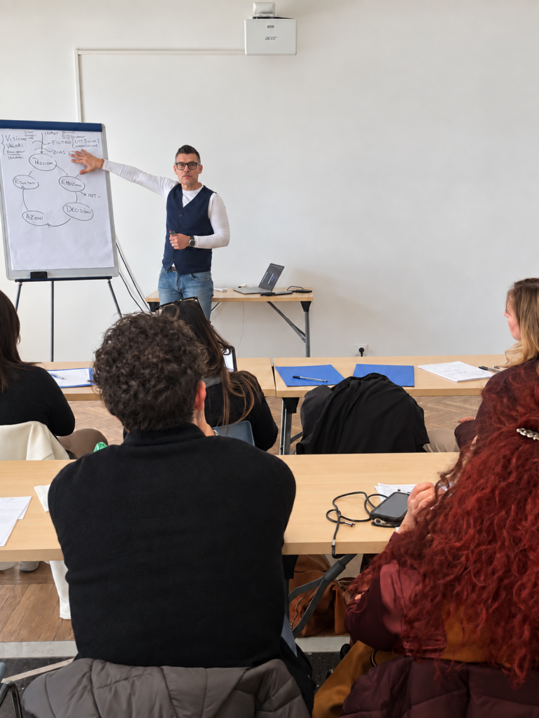 Vito Torgani durante una lezione di formazione dedicata alle professioniste del settore estetico.